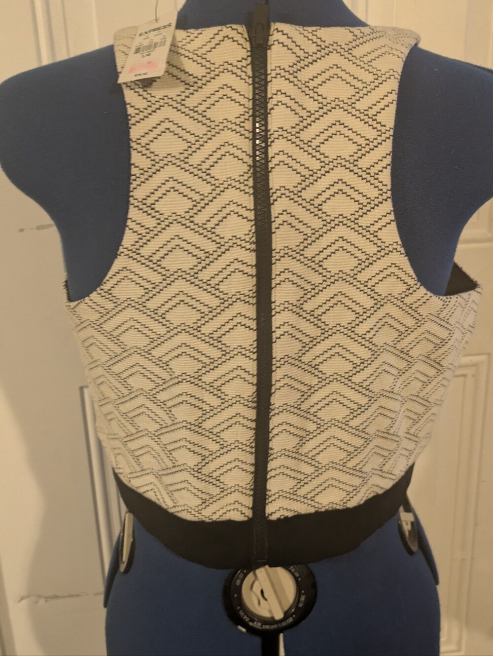NWT Express Women’s Large Black White Geometric Crop Top Back Zip Sleeveless - Picture 8 of 8